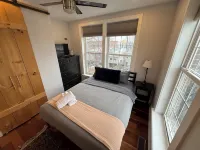 Capitol Hill Townhouse, Roof Deck + Private Parking, Walk to H St - บังกะโล