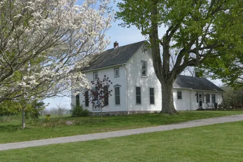 Rustic Country farmhouse on 2 acres close to several lakes. - Homestays
