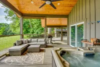 Romantic Couples Cottage, Large Covered Deck with Hot Tub, TV,  Couches, Firepit - Hytter