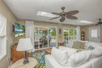Beautiful 6 bedroom lake house with pontoon available for rent - Wifi