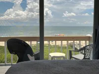 BEACH / OCEAN FRONT - 2 KING BEDROOM CONDO WITH BIG YARD THATS TOTALLY BEACHIN!! - 4-Star