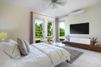 Direct Beachfront 6 BDR/en-suite /maid included. Excellent service. Rare gem (H) - Homestays