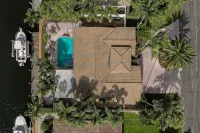 Palm Villa: New Remodel / Waterfront / Salt Water Pool!