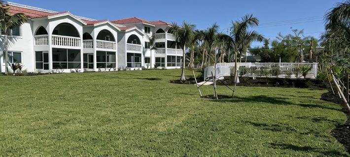 End unit with extra windows. Steps to the beach, private beach access! Hotels in Sanibel