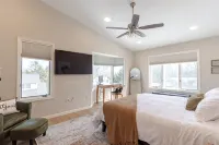 Happy Valley Retreat ~ Epic Game Room ~ 130" TV Wall ~ 10 Min to Campus/Downtown