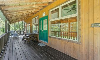 Indoor Treehouse! Swivel Fire Pit &  Gas Grill. Close to Trails & Attractions.