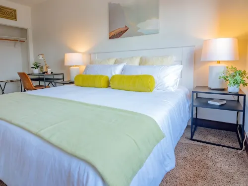 HISTORIC 1890s Rexburg Loft - 2 Q, 1 K Laundry, 2 blocks to BYUI, Clean & Fun!