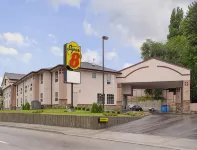 Super 8 by Wyndham Lake Country/Winfield Area