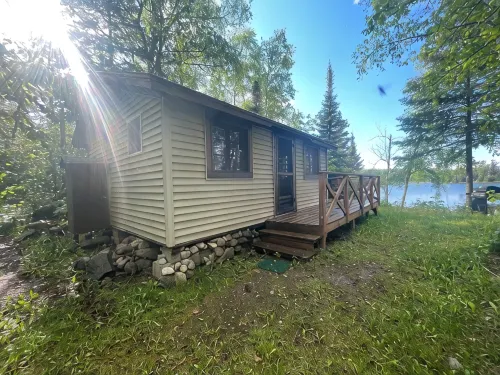 Cabin 3 'Kingfisher' 1 Br, 2 pp, Overlooks Lake, Access to Boats!