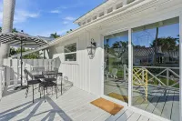 Historic Old Naples Estate - 2 Blocks to the Gulf, Shopping, Dining, & the Arts - Condos