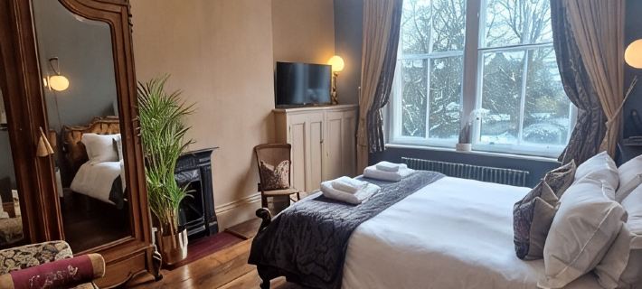 Huntress Suite, Buxton - a beautiful victorian apartment with private parking. Отели в г. Бакстон