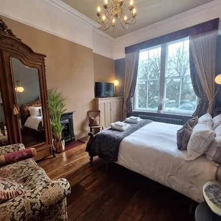 Huntress Suite, Buxton - a beautiful victorian apartment with private parking.