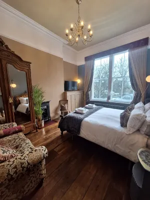 Huntress Suite, Buxton - a beautiful victorian apartment with private parking. - Apartments