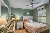 Gator Getaway - Charming 2-bedroom cottage with WiFi, AC in delightful Anahuac. - Wifi