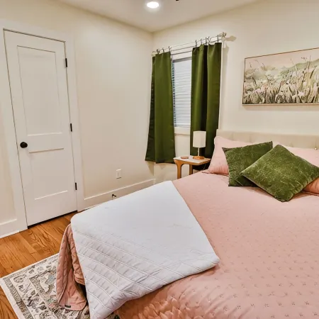 Charming 3-Bedroom House Walkable to Covington Square Hotels in Covington