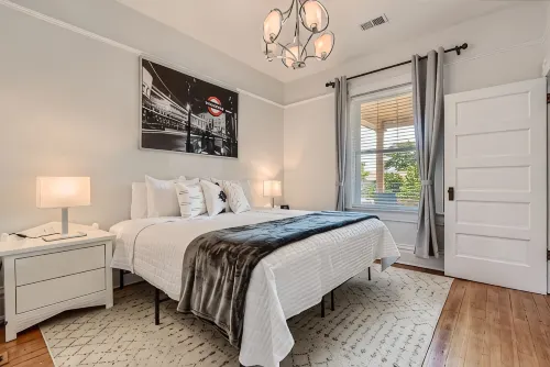 LoHi Retreat, Walk to Downtown, Game Room, Huge Backyard, Sleeps 12, Garage - บังกะโล