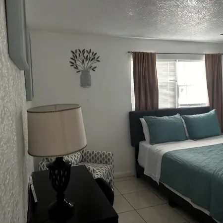 Delightful apartment with AC in sunny Delray Beach