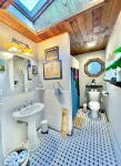 Enchanting Lake front chalet with backyard and fire pit. Dog friendly. - Balkoner