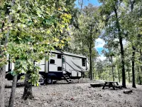 Cozy and serene RV in Broken Bow. Pet friendly, WiFi, 2 bedroom, fireplace. โรงแรมในโบรคเกนโบว์