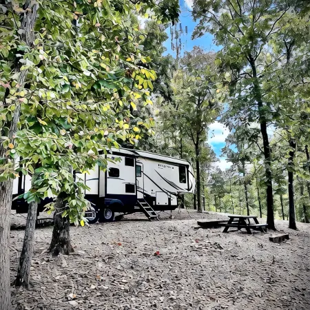 Cozy and serene RV in Broken Bow. Pet friendly, WiFi, 2 bedroom, fireplace. Отели в г. Брокен Боу