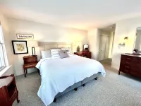 Swimming Hotspot, Family Friendly, 1 block to local shops - 4-Star