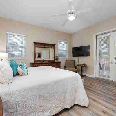 Three Bedroom w/Private Pool with golf cart in gated community Rooms