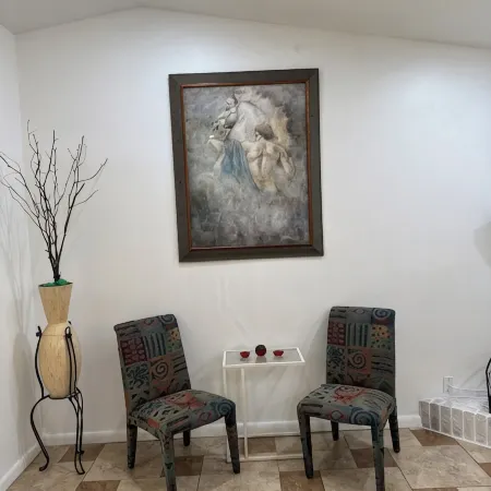 Beautiful oversized 2-bedroom house in Riverview near many points of interest.