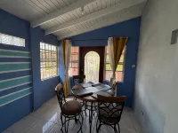 Spacious Upstairs 3-bedroom apartment with AC, WiFi in delightful Christ Church. - 2 ดาว