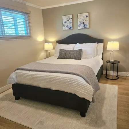 Relaxing View and Walking Distance to downtown Kirkland! Easy freeway access.