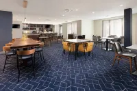 Courtyard Dallas Plano in Legacy Park - Balkoner
