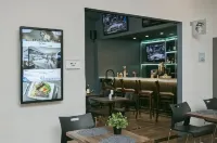 The Kenilworth Hotel - Airport West - ที่มีบาร์