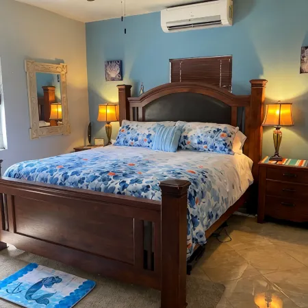4bd 4.5 baths House and two private apartments. Beautiful views! Self check in!