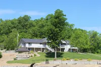 Spacious Lakefront Retreat 6Br, 7BA Private Dock Perfect for Family Reunions - Homestays