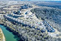 The Cove Walk-in 2BR 2Bath Condo on Table Rock Lake by Silver Dollar City - 4-Star