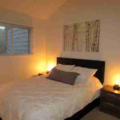 Renovated Condo, Avon Colorado, River Views and walk to Beaver Creek Shuttle Rooms