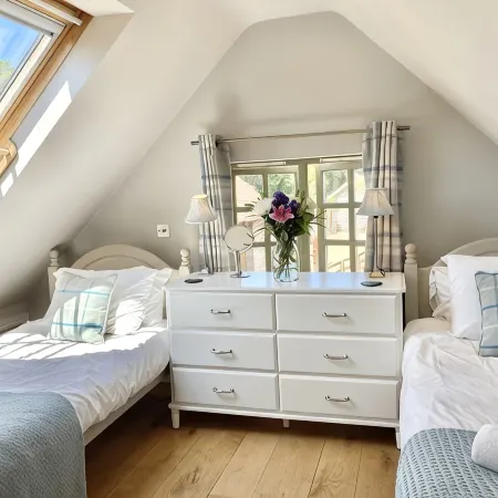 LOVELY 2 BEDROOM COTTAGE, GREAT LOCATION
