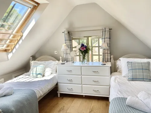 LOVELY 2 BEDROOM COTTAGE, GREAT LOCATION - 3-Star