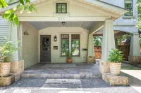 Luxury Austin Retreat for Families & Groups, Pool + Spa, Sleeps 15 - 방갈로