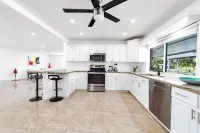 4BR/3BA Miami Welcoming Waterfront Wonder w/ Pool! - Homestays