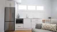 Luxurious studio, across road from ocean - 3-Sterne