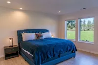 TRASK RIVER FISHING LODGE: New Riverfront Luxury with acreage and great views! - 4성급