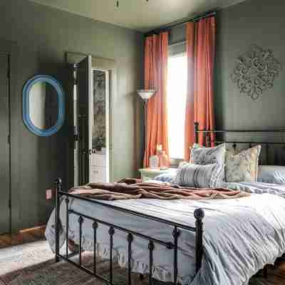 Moody, Vintage Retreat in Church Hill, Close to Parks, Restaurants + Nightlife Rooms