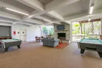 Luxurious and Spacious Condo steps from the Beach - Fitnessstudio