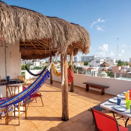 Stunning Sky Deck/Ferry & Beach 2Min/Pool/Sleeps 5-16/24-7 Security/Garden Patio