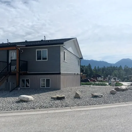Mountain Views | Air Con | Garage | Large Deck | Nearby Trails | Parking