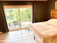 Riverfront House near Cow Shoals - King bed & WiFi - Hot Tub