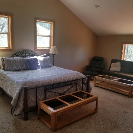 Sunset Chalet - 2200 sq.ft. Multi-Seasonal Retreat Only15 Minutes from Ashland !