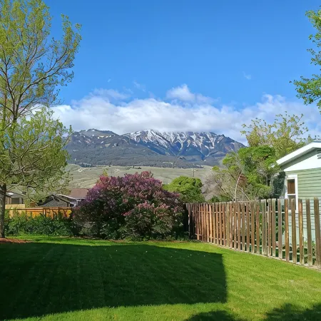 Lost Pines Guesthouse - Beautiful views and only 5 minutes to Yellowstone Park