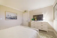 Stylish 2BR, 2BA Apartment with Balcony & Pool - Just Steps from the Beach - Balkoner