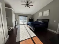 Couples Villa Retreat w/85” Sony HD 8K TV Pool table New Jacuzzi Spa & Game room - 4 星級
